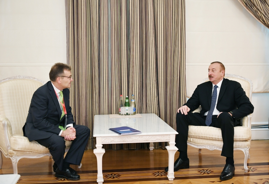 الرئيس الأذربيجاني يلتقي رئيس جمعية الموانئ الدولية