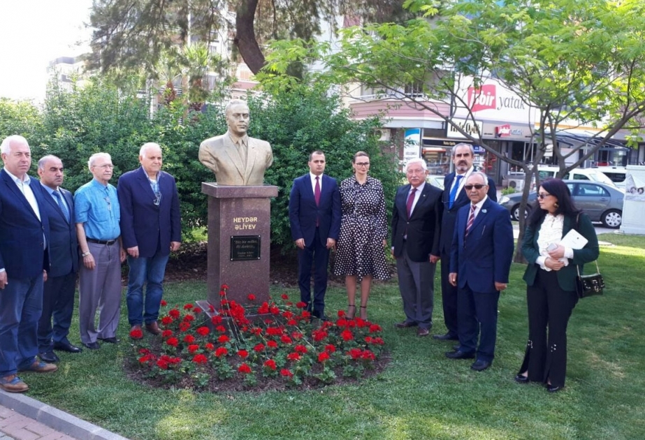Ümummilli lider Heydər Əliyevin İzmirdəki abidəsi ziyarət edilib