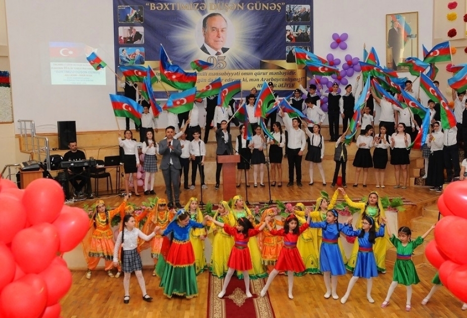 Paytaxt məktəblərində dahi liderə həsr olunan silsilə tədbirlər