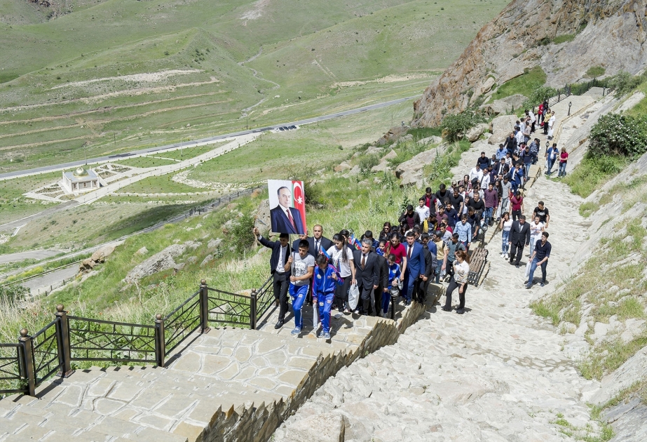 Naxçıvan gəncləri Əlincəqalaya yürüş ediblər