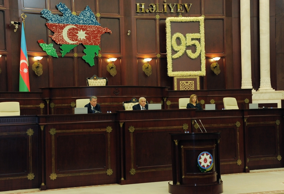 Milli Məclisdə ulu öndər Heydər Əliyevin anadan olmasının 95 illiyi ilə bağlı xüsusi iclas keçirilib
