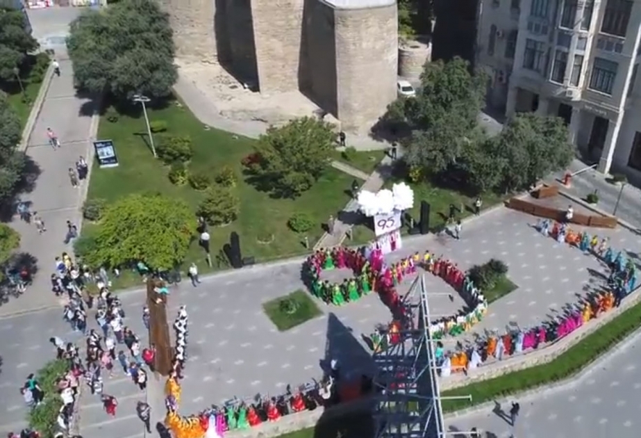 Qız qalasının qarşısında Ulu Öndərin 95 illiyinə həsr olunan fləşmob VİDEO