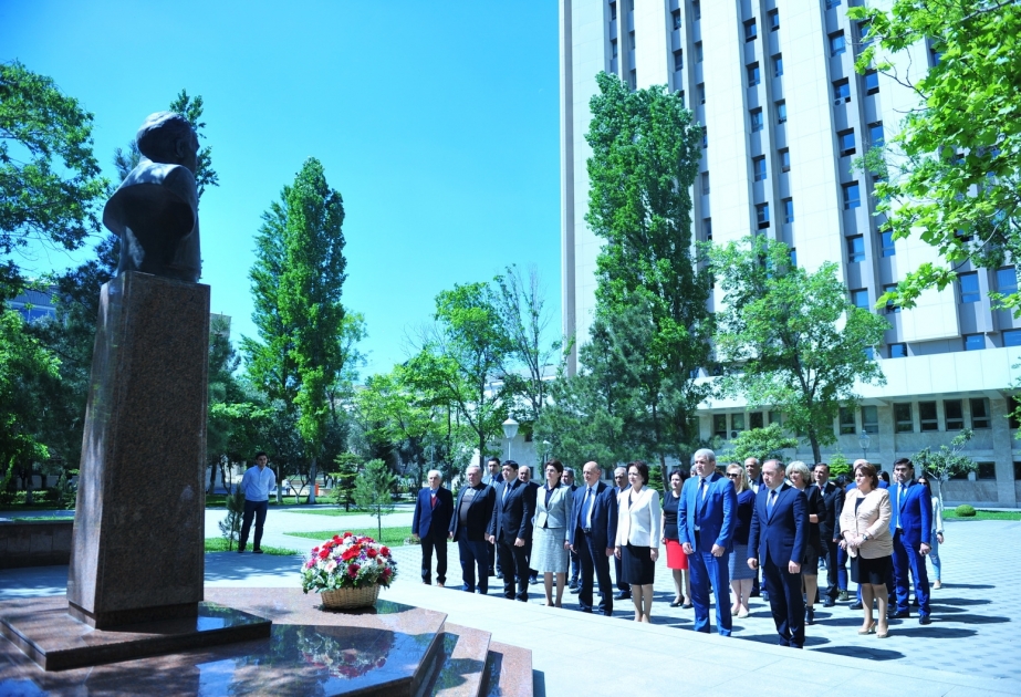 Tələbələrin Ulu Öndərə həsr etdikləri sərgi böyük maraqla qarşılanıb