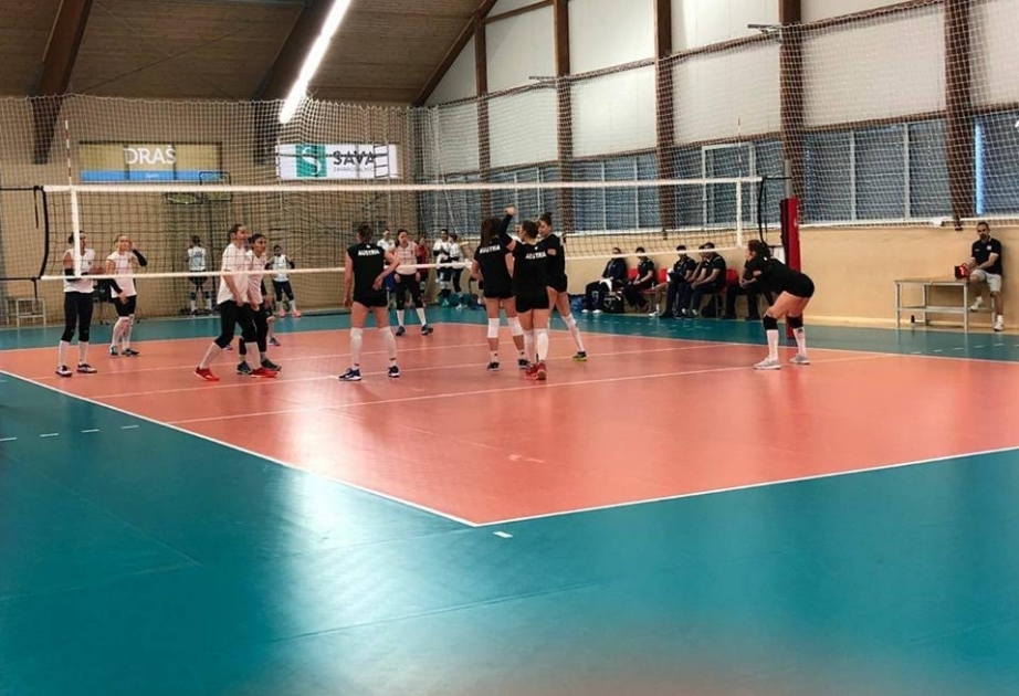 Aserbaidschanische Volleyballerinnen schlagen ihre österreichischen Gegnerinnen