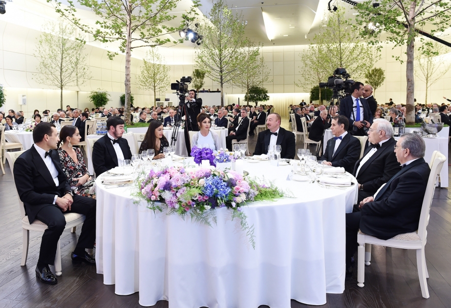 Veranstaltung zum 95. Geburtstag von Nationalleader Heydar Aliyev  Staatspräsident Ilham Aliyev nahm an Veranstaltung teil VİDEO