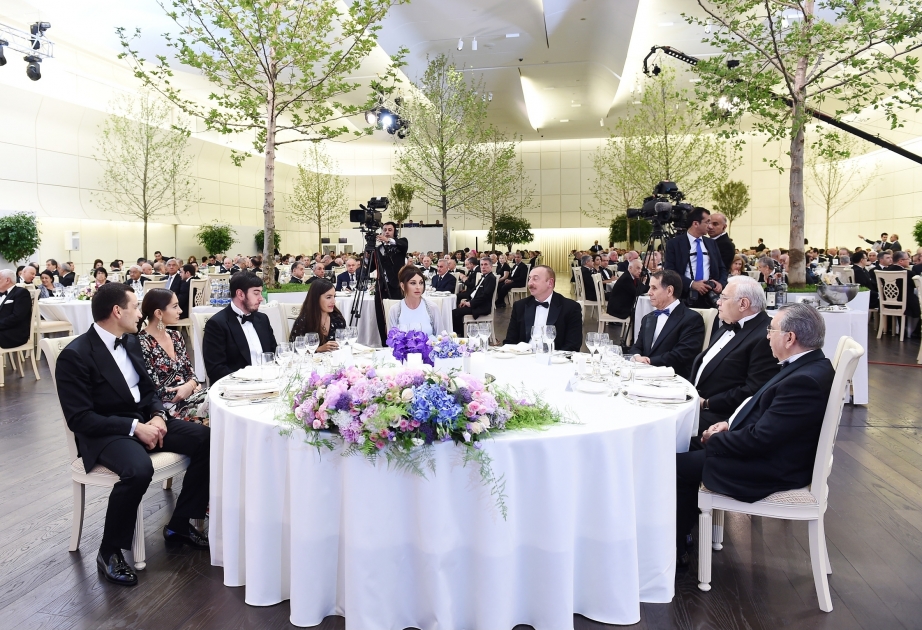 Le président Ilham Aliyev participe à une cérémonie solennelle consacrée au 95e anniversaire de la naissance d’Heydar Aliyev VIDEO