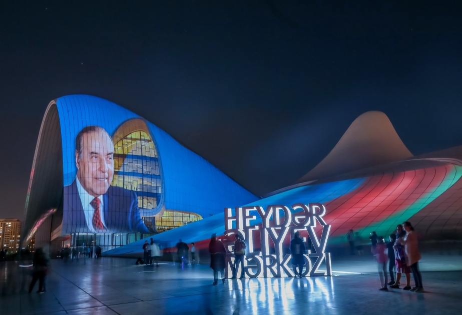 Heydər Əliyev Mərkəzinin binası üzərində “Heydər Əliyev 95” kompozisiyası təqdim olunub VİDEO