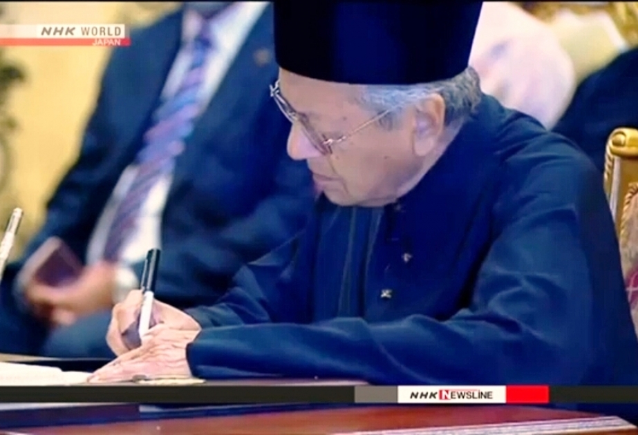 Mahathir Mohamad Malayziyanın Baş naziri kimi and içib