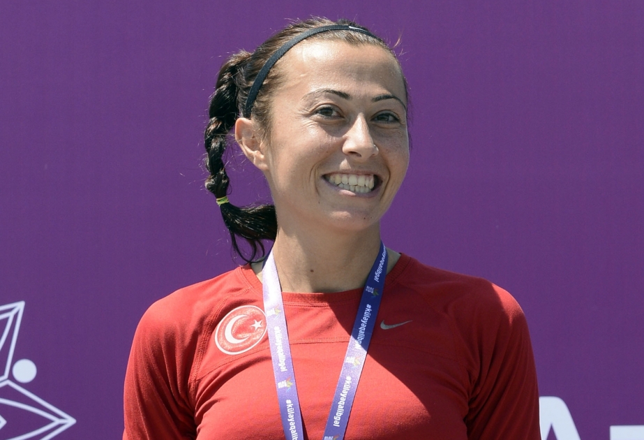 Çelik Fadime aus der Türkei bewältigt Baku-Halb-Marathon als erste Frau