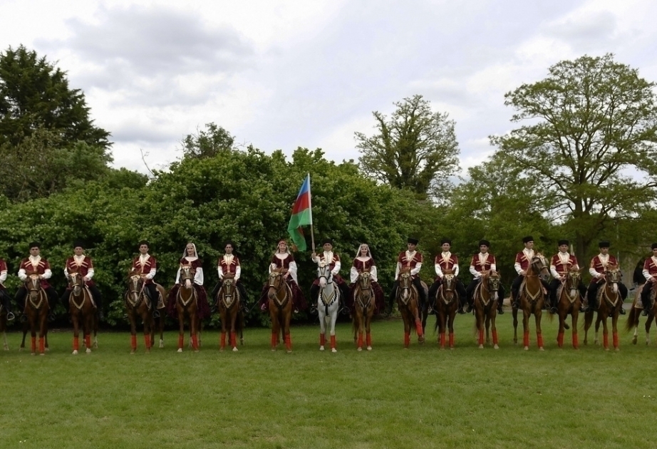 Zuschauer der Pferdeshow "King Windsor" von Auftritt der Karabachs Pferde fasziniert VIDEO