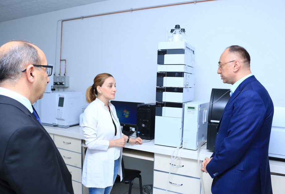 Qida Təhlükəsizliyi Agentliyinin sədri İstehlak Mallarının Ekspertizası Mərkəzinin laboratoriyası ilə tanış olub