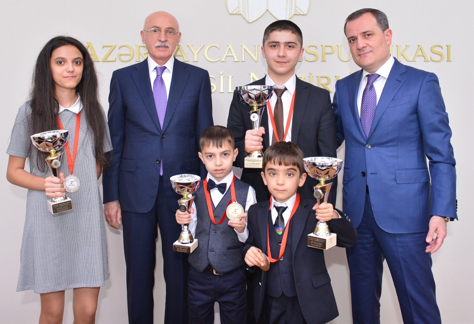 Təhsil Nazirliyi dünya çempionatında uğurlu nəticə göstərən məktəbli şahmatçıları mükafatlandırıb