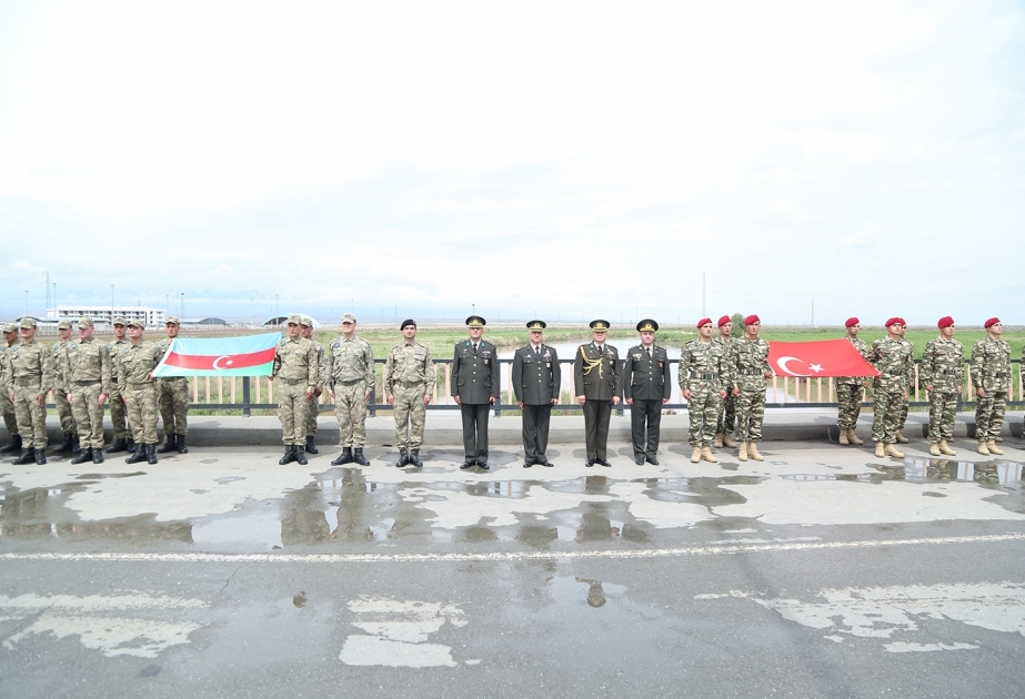 Auf der Brücke “Ümid“ aserbaidschanische und türkische Flaggen ausgetauscht-  FOTO
