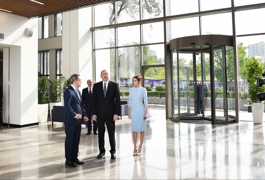 Staatspräsident Ilham Aliyev weiht neues Gebäude moderner Bildungseinrichtung in Baku ein VIDEO