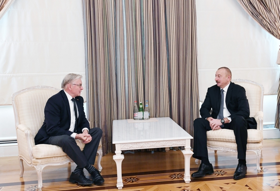 Staatspräsident Ilham Aliyev empfängt ehemaligen Senatspräsident des niederländischen Parlaments VIDEO
