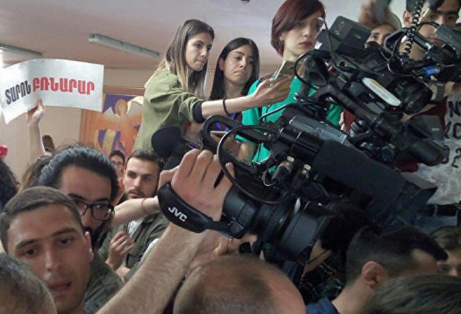 Ermənistanda Taron Marqaryanın istefasını tələb edən nümayişçilər Yerevan meriyasına giriblər