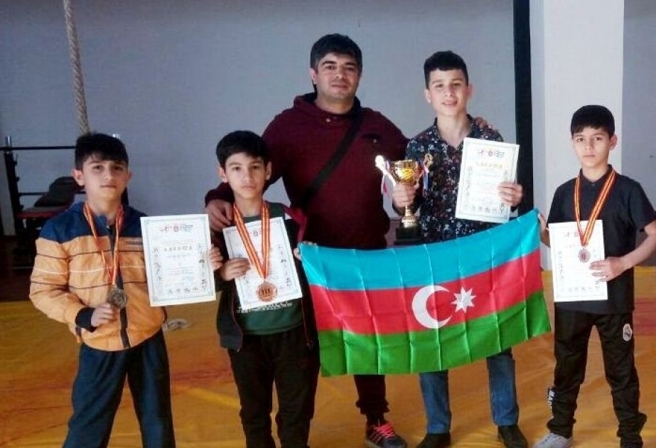 Bakı məktəbliləri beynəlxalq turnirdən uğurla qayıdıblar
