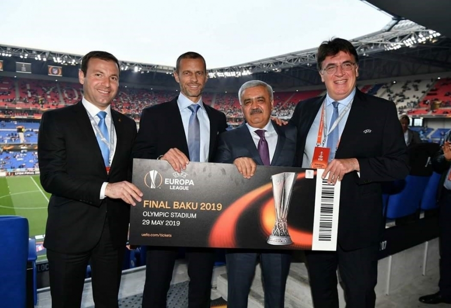 Erstes symbolisches Ticket für Finale von UEFA Champions League-Saison 2018/19 in Baku AFFA-Präsident überreicht
