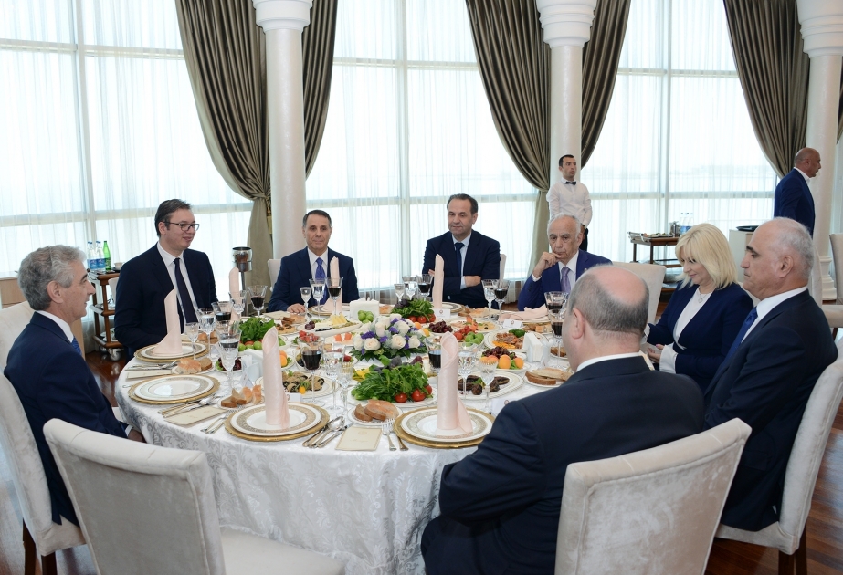 Gemeinsames Arbeitsessen von Premierminister Novruz Mammadov mit Serbiens Präsident Aleksandar Vučić