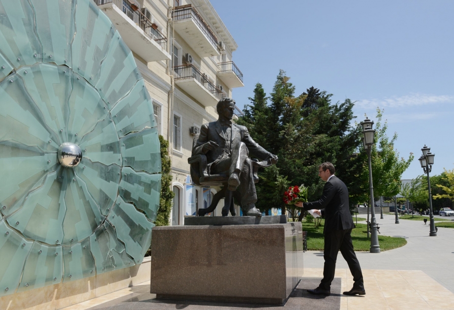 Le président serbe Aleksandar Vucic se recueille devant le monument de Nikola Tesla à Bakou