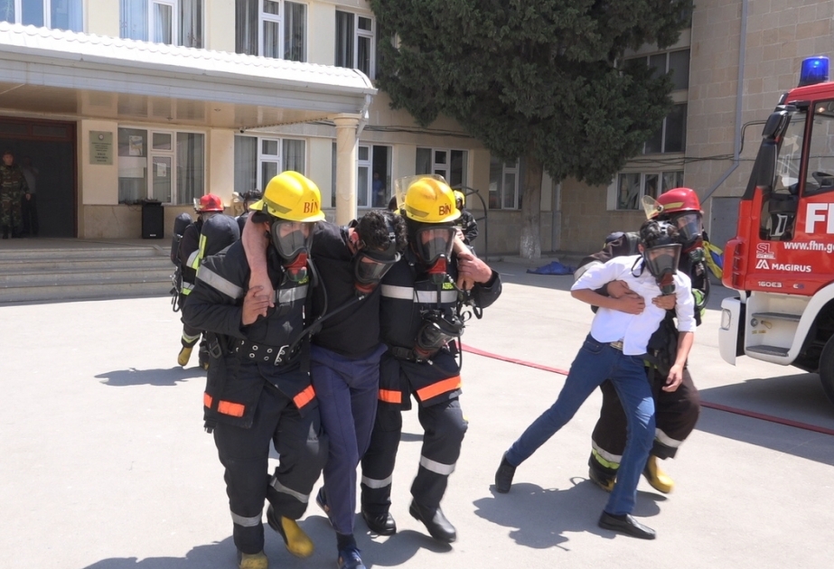 Paytaxtdakı 5 saylı orta məktəbdə yanğın zamanı davranış qaydalarına dair məşq keçirilib