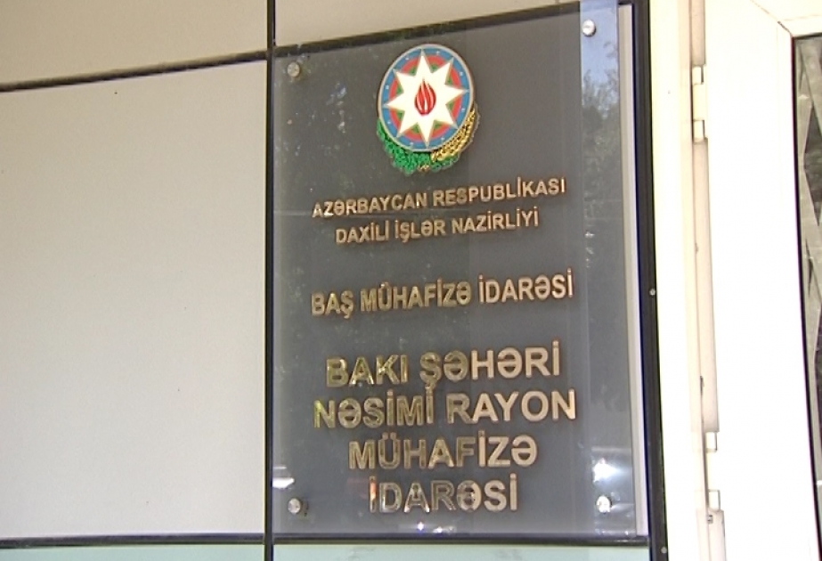 Mühafizə polisləri bankın filialının qapısını sındıraraq oğurluq etmək istəyən şəxsi saxlayıblar