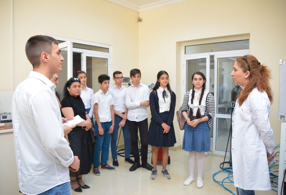 Alimlər fizika sahəsində ən son yeniliklər barədə şagirdlərə məlumat veriblər