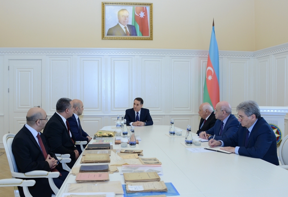 Azərbaycan Xalq Cümhuriyyəti parlamentində asılan Dövlət bayrağı hökumətə təqdim olunub YENİLƏNİB