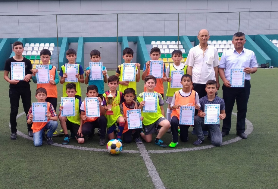 Qazaxda Cümhuriyyətin 100 illiyinə həsr olunmuş minifutbol turnirinin qalibləri mükafatlandırılıb