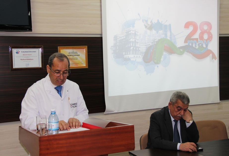 Mərkəzi Klinikada Respublika Günü münasibətilə tədbir keçirilib