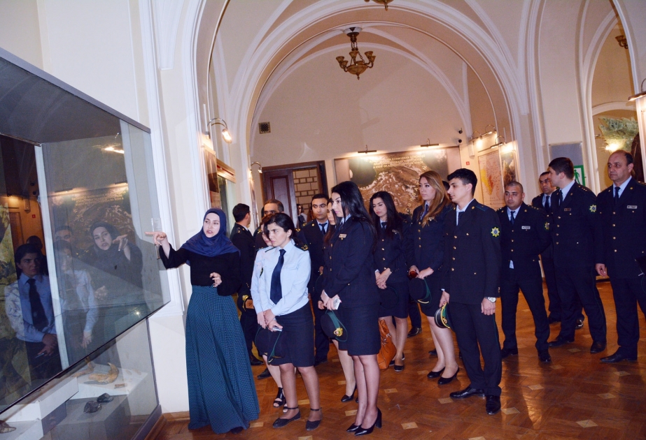 Gömrükçülər Azərbaycan Xalq Cümhuriyyətinin yaranmasının 100-cü ildönümü münasibətilə Tarixi Muzeyini ziyarət edib