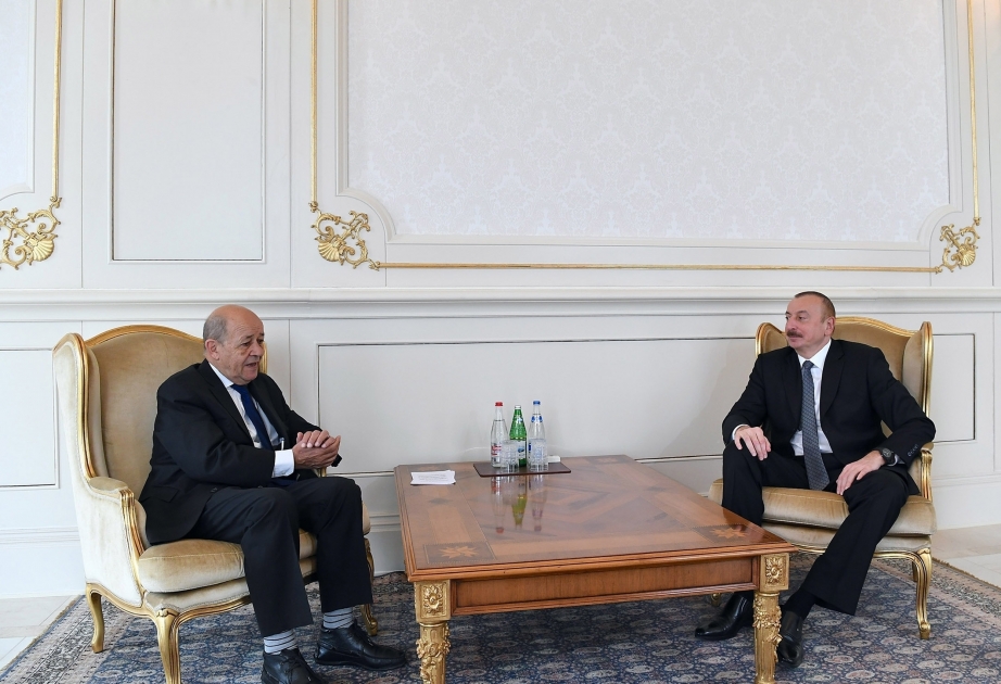 Präsident Ilham Aliyev empfängt französischen Außenminister VIDEO