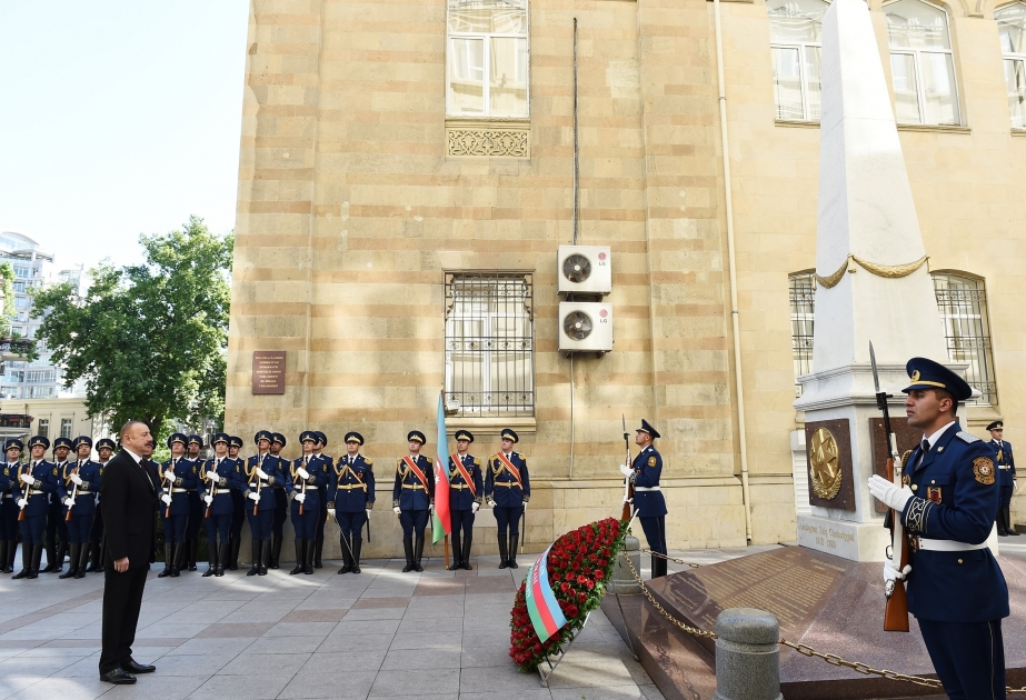 Staatspräsident Ilham Aliyev besucht zu Ehren der Volksrepublik Aserbaidschan errichtetes Denkmal VIDEO