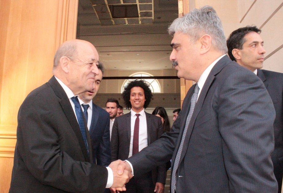Rencontre du ministre des Finances Samir Chérifov avec Jean-Yves Le Drian