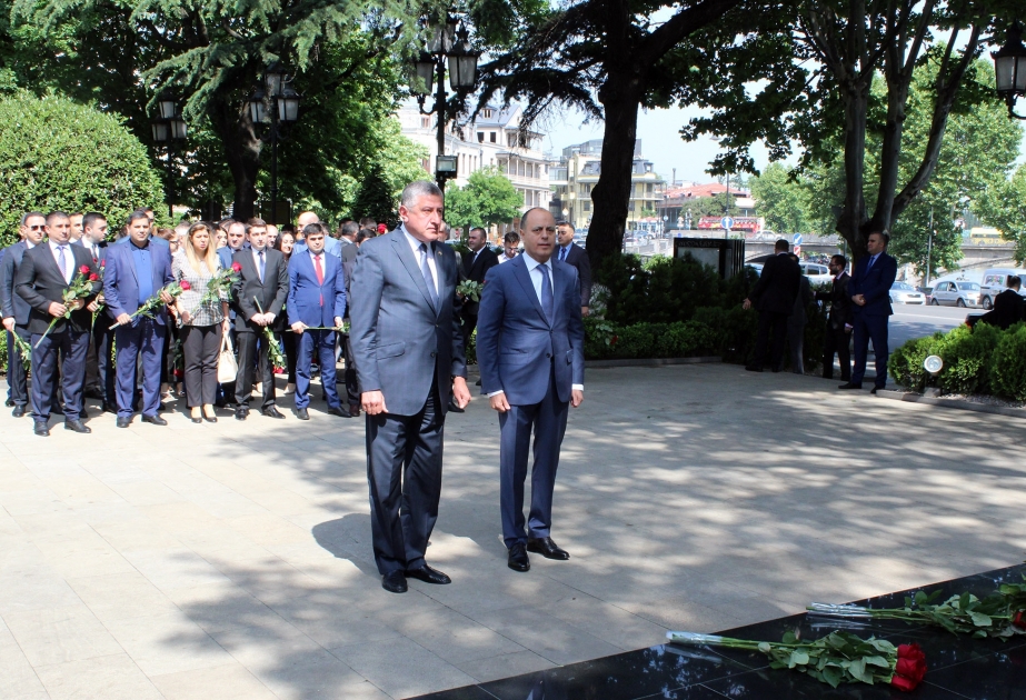 Tbilisidə ulu öndər Heydər Əliyevin abidəsi ziyarət edilib