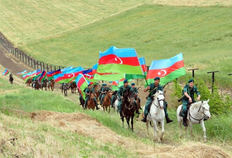 Défilés de cavalerie et de navires organisés à l’occasion du centenaire de la République démocratique d’Azerbaïdjan