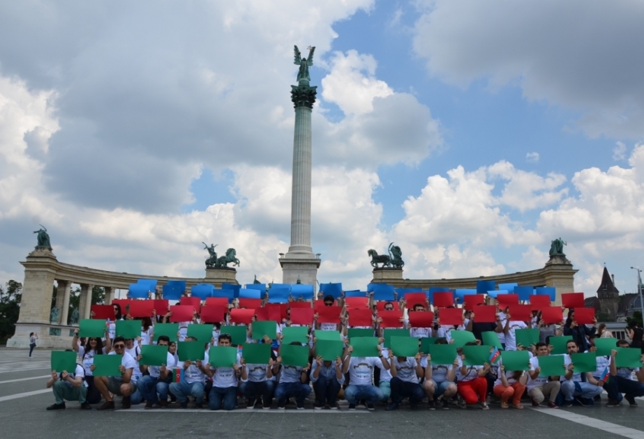 Budapeştdə 100 tələbə adlı fləşmob aksiyası keçirilib