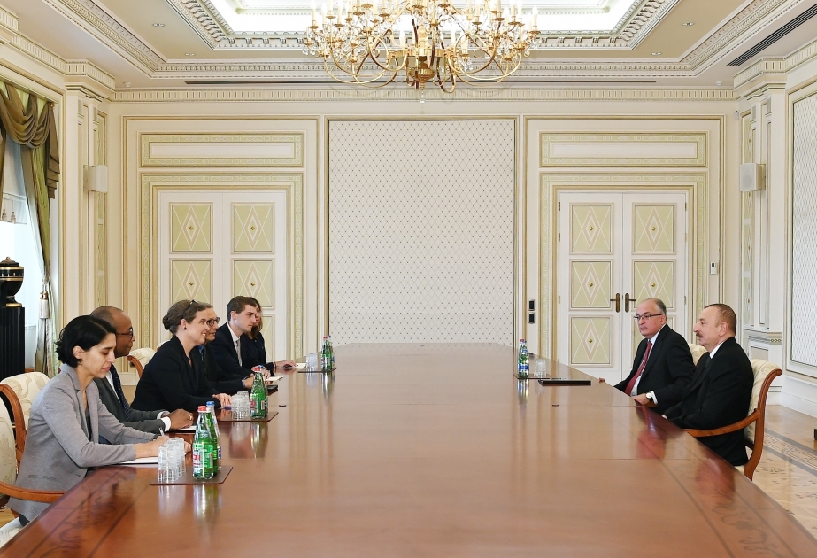 Präsident Ilham Aliyev empfängt eine Delegation um stellvertretende US-Staatssekretärin für Energiefragen VIDEO