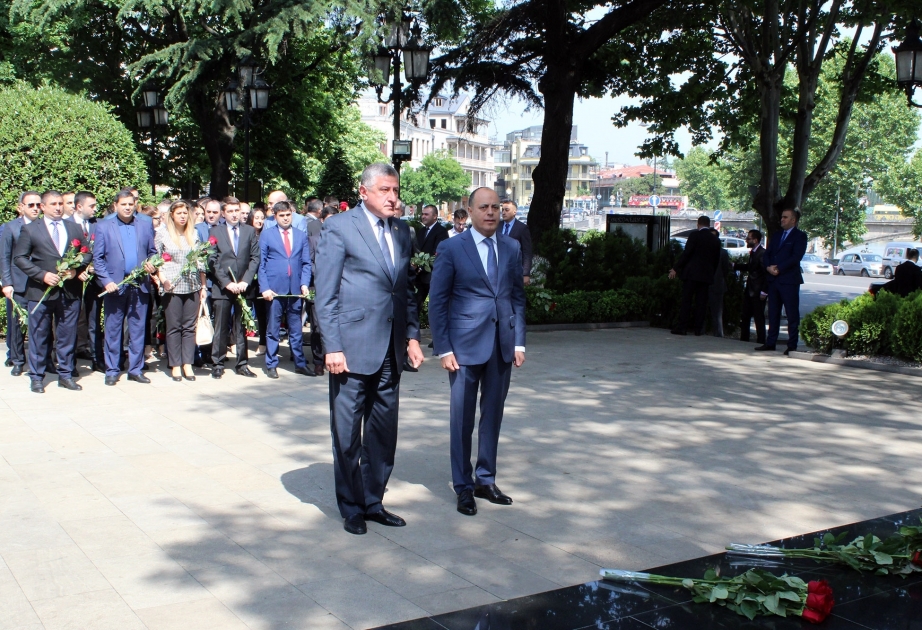 阿塞拜疆代表在第比利斯拜谒盖达尔·阿利耶夫纪念牌