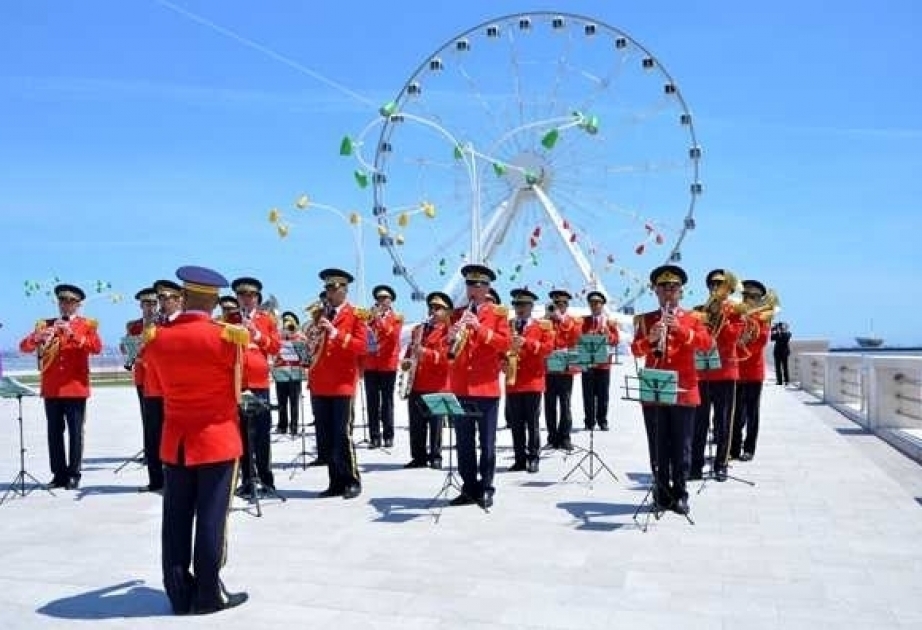 军乐队举行演出活动庆祝阿塞拜疆民主共和国成立100年