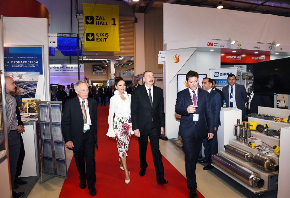Präsident Ilham Aliyev besichtigt internationale Ausstellung und Konferenz für Öl und Gas VIDEO