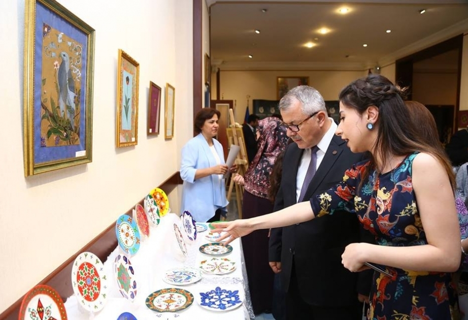 Bakıda “Ebru, təzhib, çini” sərgisi açılıb
