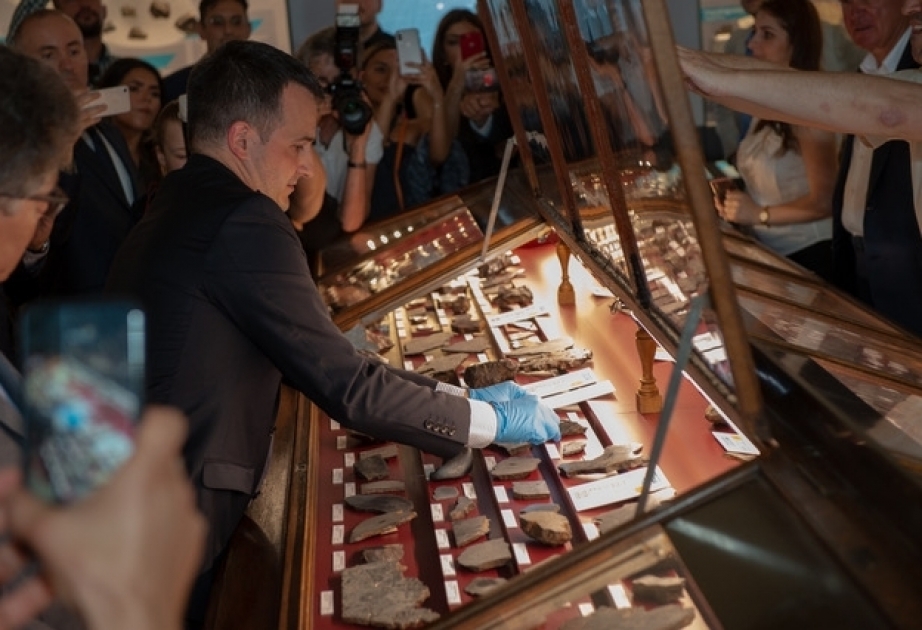 Vyana Təbiət Tarixi Muzeyinə Azərbaycan ərazisinə düşmüş meteorit parçası hədiyyə edilib