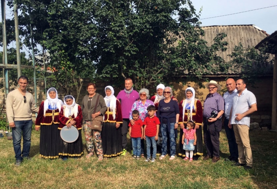 İtaliyalı turistlər Lənkəranda “Nənələr” folklor kollektivi ilə görüşüb
