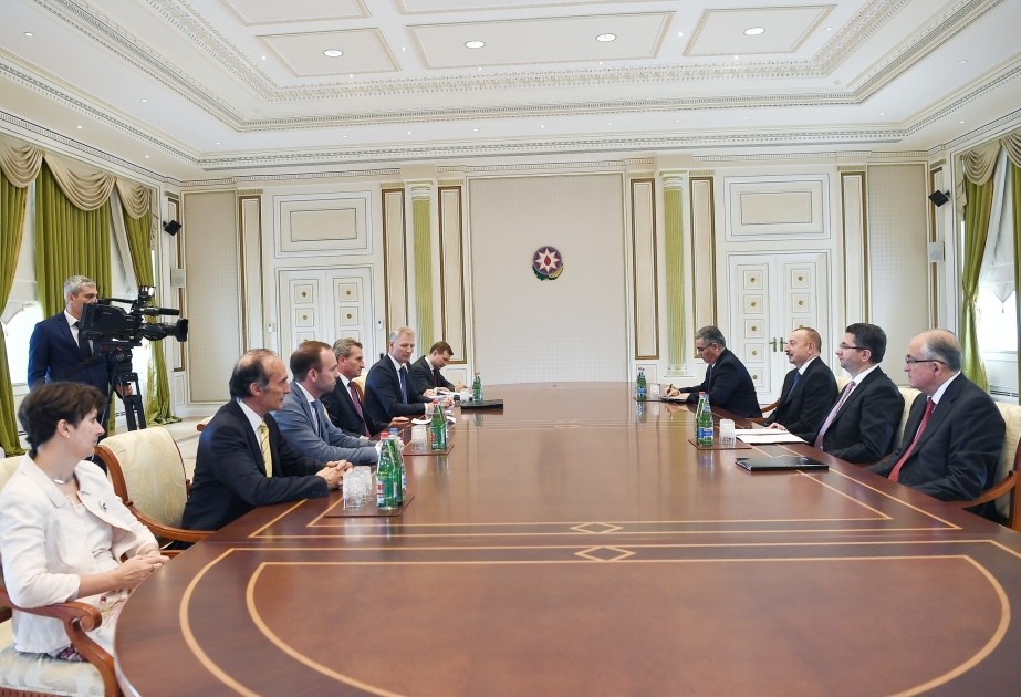 Präsident Ilham Aliyev empfängt EU-Kommissar für Finanzplanung und Haushalt VIDEO