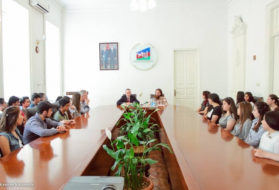 Amerikalı professor Qərbi Kaspi Universitetində mühazirə oxuyub