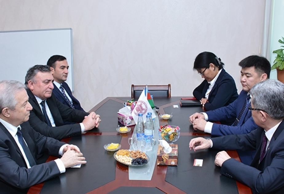 Monqolustan Elmlər Akademiyasının prezidenti Kataliz və Qeyri-Üzvi Kimya İnstitutunda olub