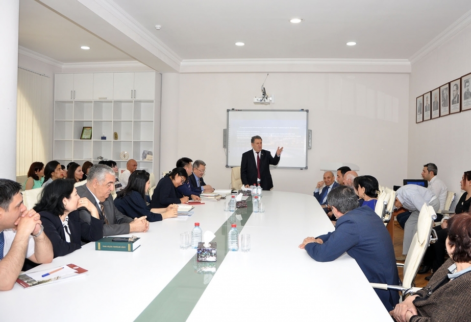 Monqolustan Elmlər Akademiyasının prezidenti Ədəbiyyat İnstitutunda olub