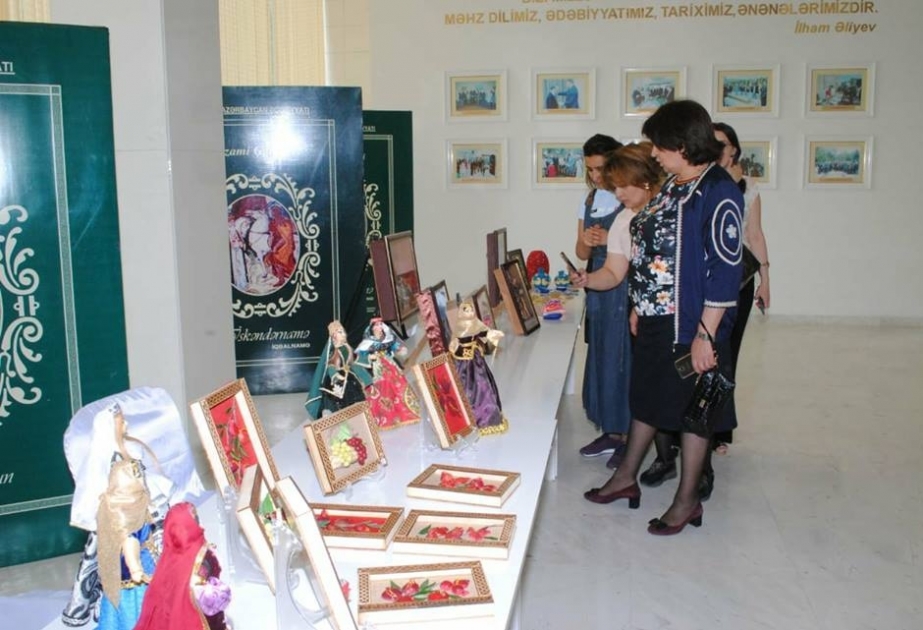 Sumqayıtda gənc modelyer-rəssamın batika üsulu ilə işlənmiş uşaq geyimləri nümayiş etdirilib