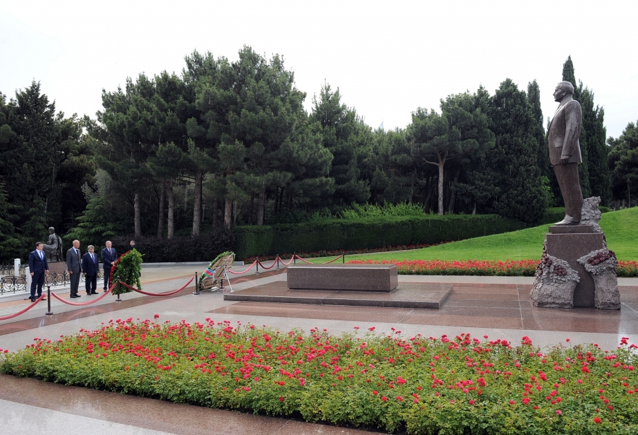 WIPO's Director General pays respect to national leader Heydar Aliyev and Azerbaijani martyrs